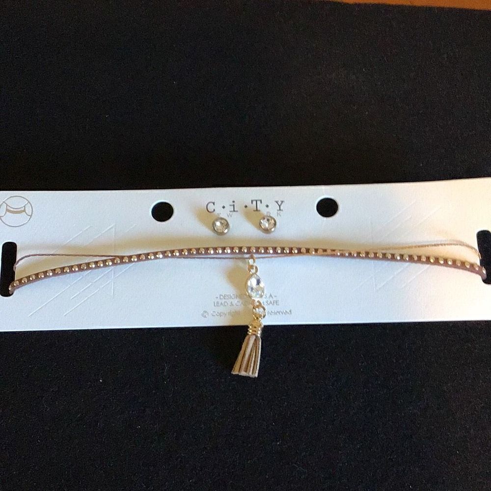 Necklace choker and Earrings New city New York￼